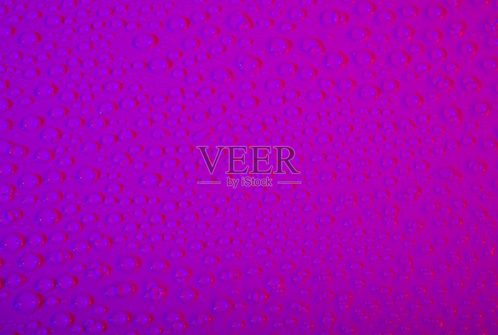 特写水滴创造一个粉红色的背景照片摄影图片