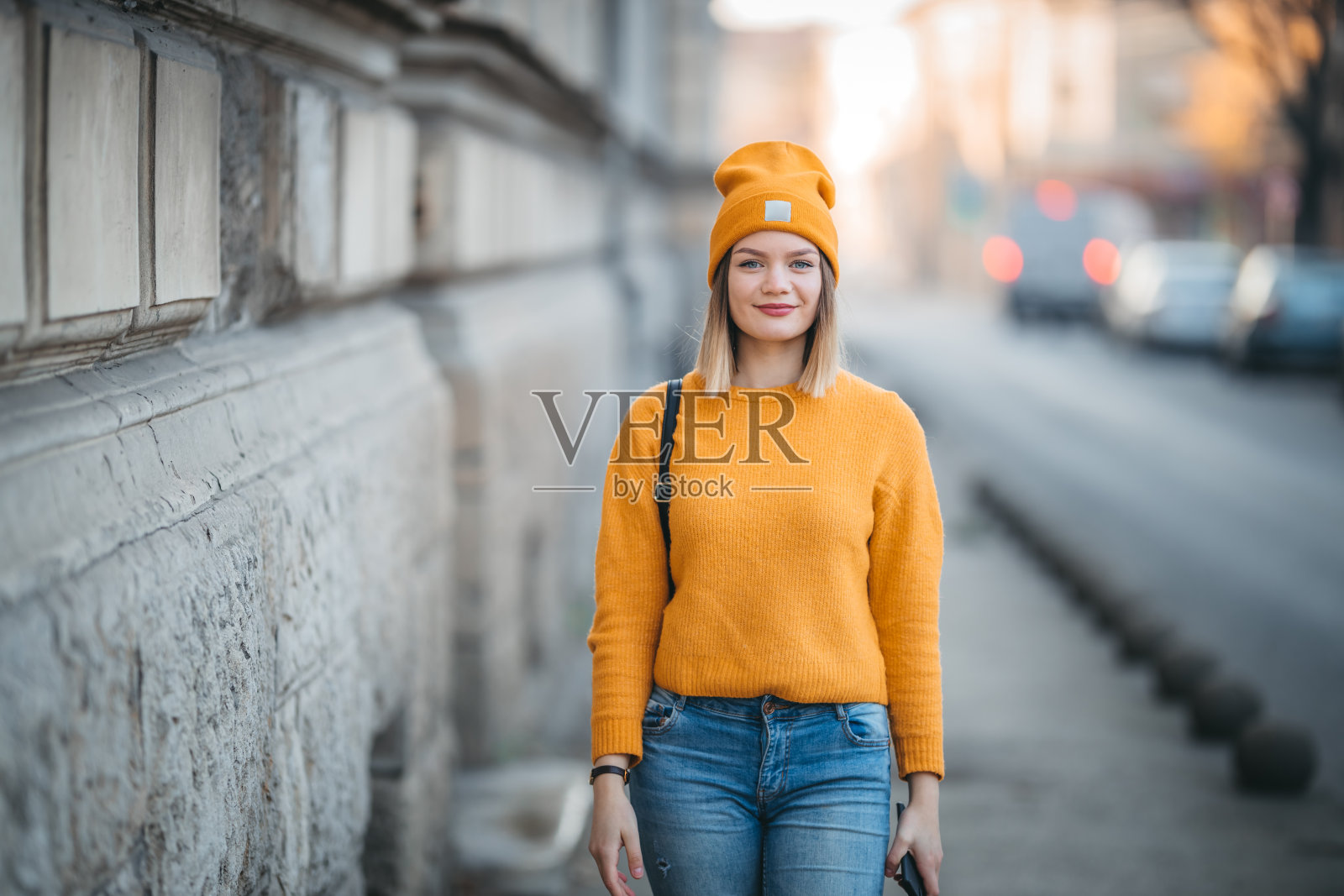 一个在街上微笑的年轻女人的肖像照片摄影图片