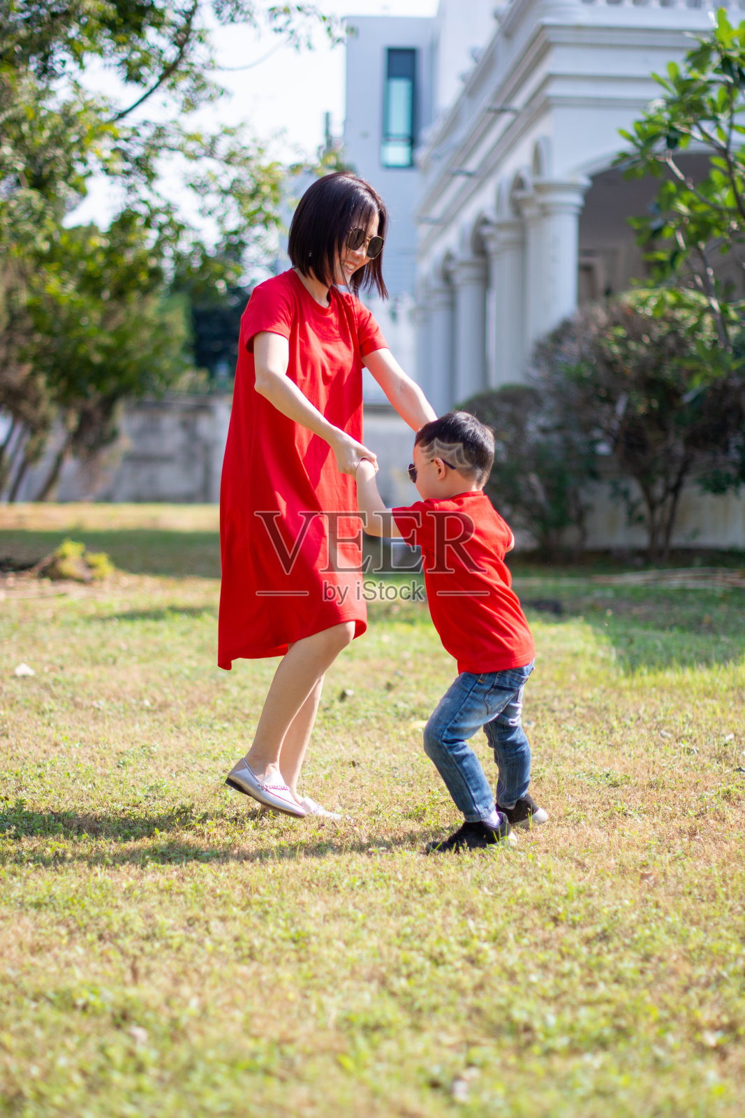春节妈妈和男孩跳舞照片摄影图片