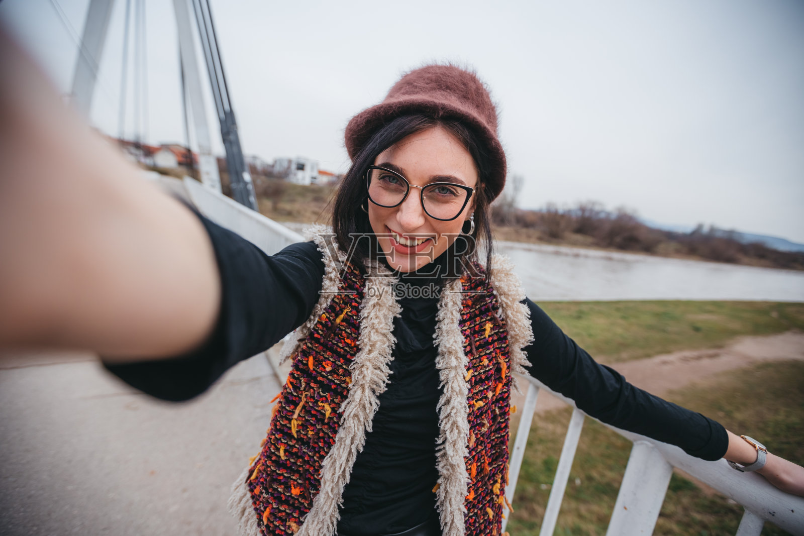 一名戴眼镜的年轻女子的自拍照片摄影图片