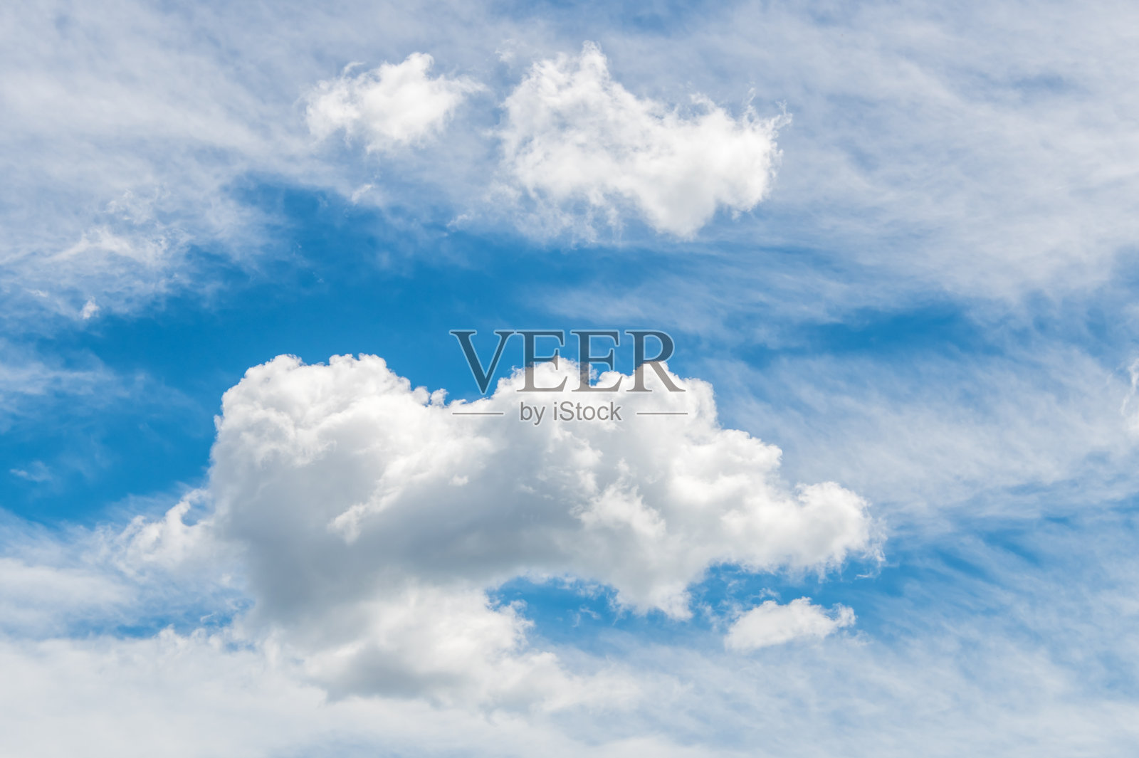 蓝色的天空中白色的高中云的组合照片摄影图片