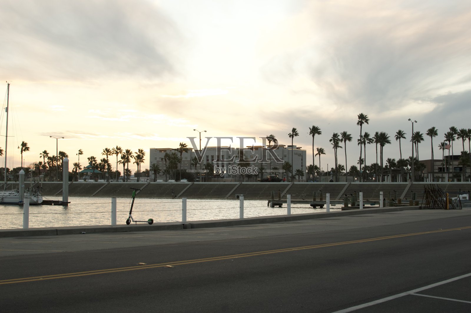 一家酒店坐落在德克萨斯州科珀斯克里斯蒂码头的夕阳下照片摄影图片