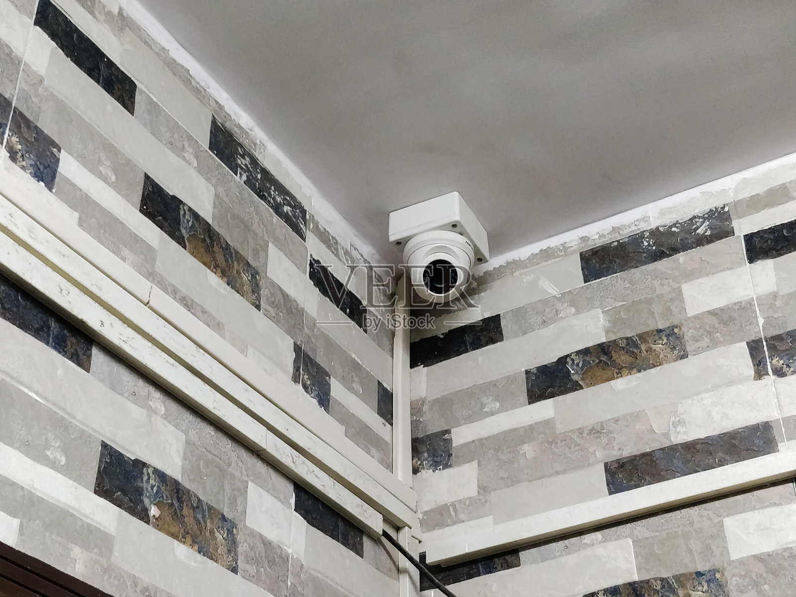 居民楼安全摄像头的特写照片摄影图片