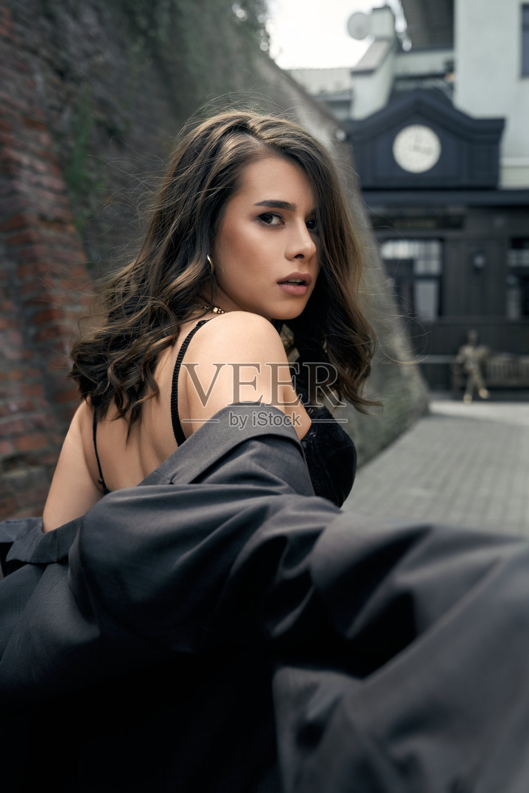 后视图时尚的女人走在户外。照片摄影图片