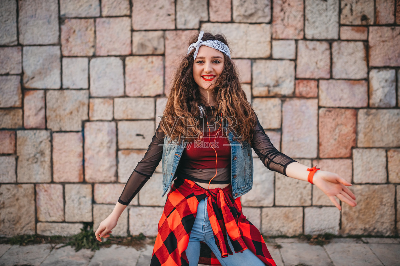 一个十几岁的女孩正在户外跳舞照片摄影图片