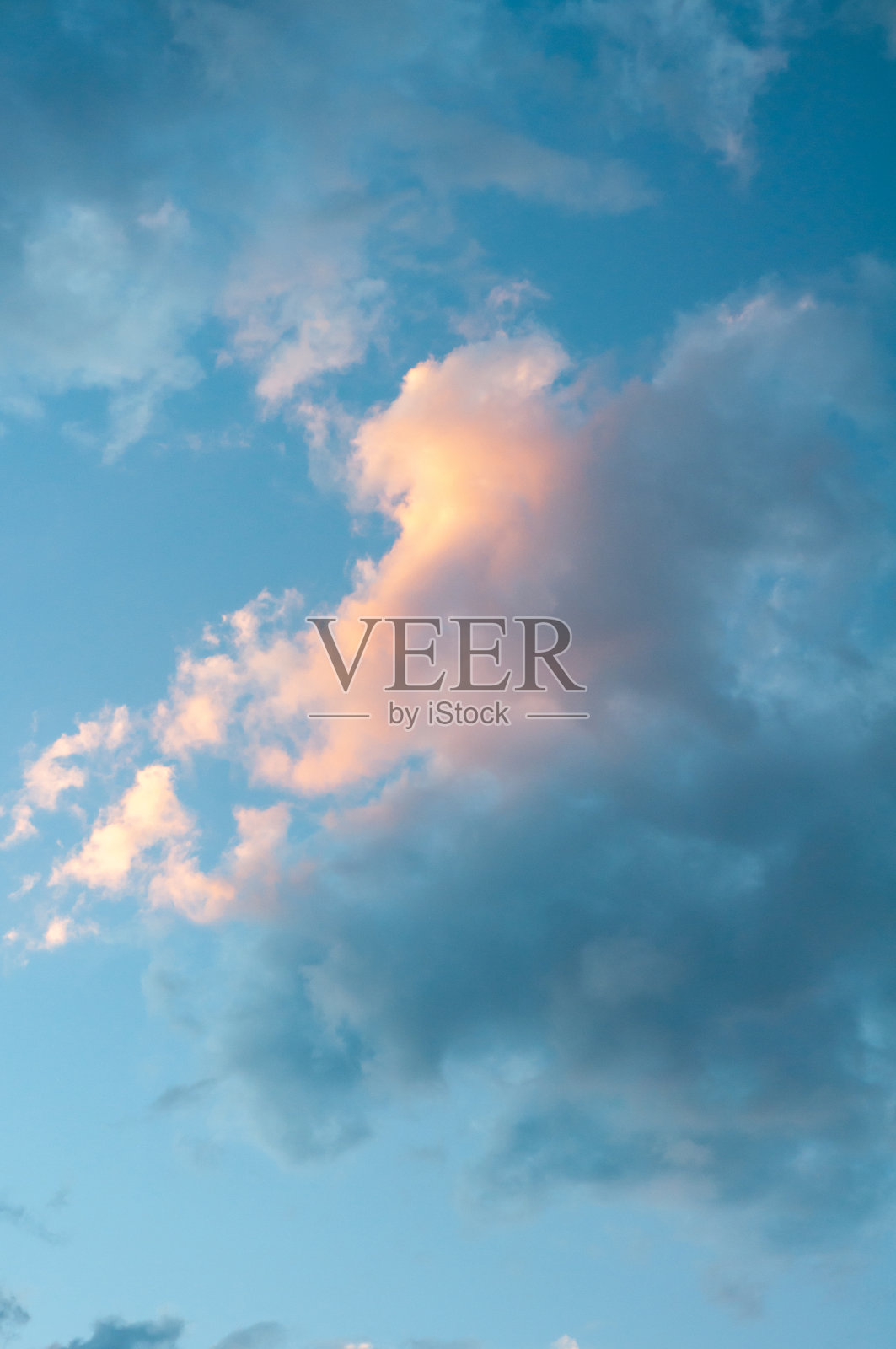 美丽葱郁的云彩，色彩鲜艳的日出，温暖的阴影天空与温暖的阳光。照片摄影图片