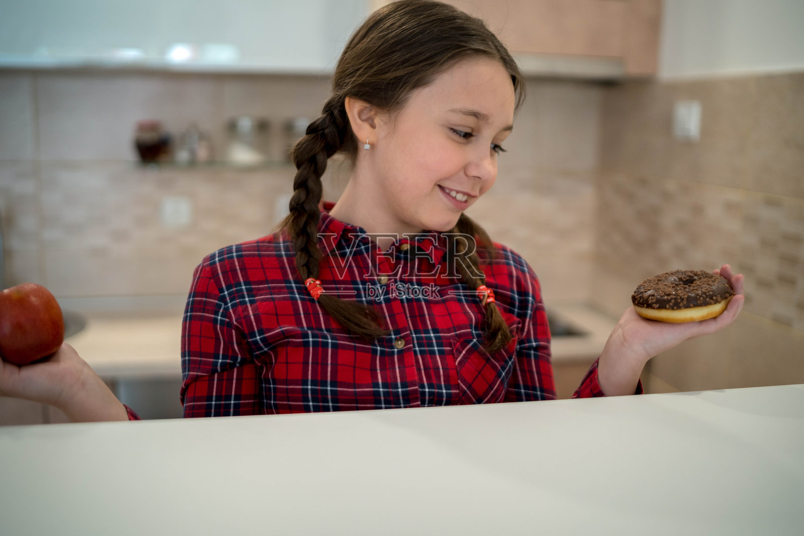 甜甜圈或苹果照片摄影图片