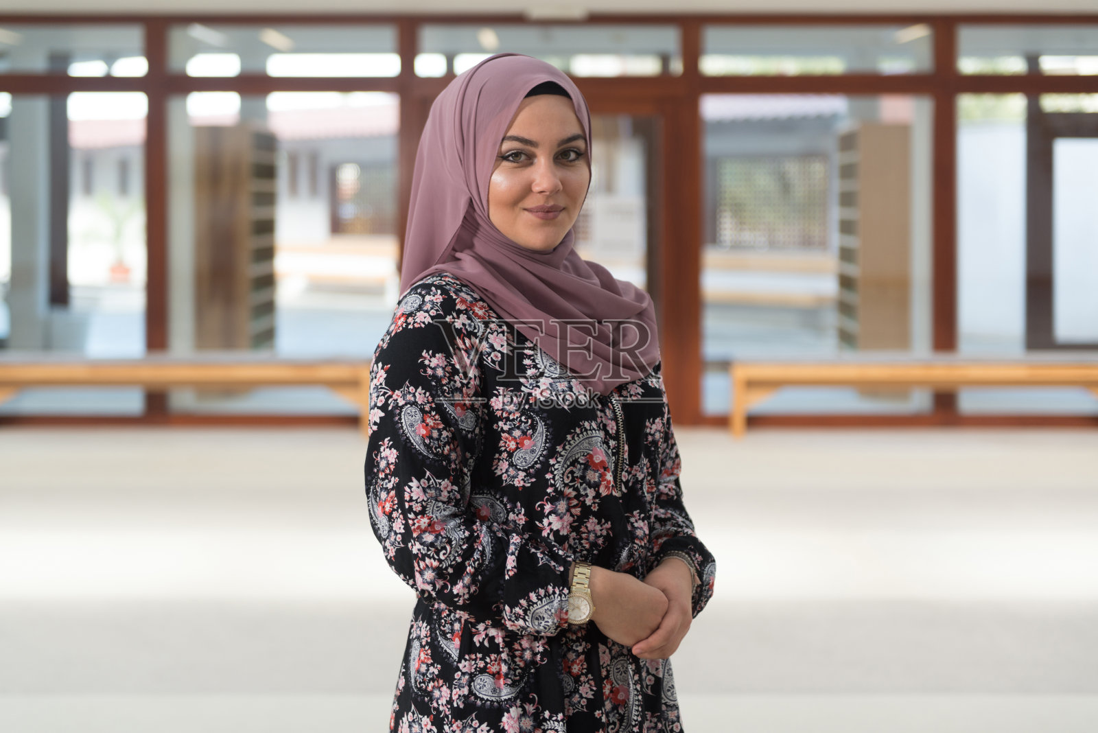 年轻穆斯林妇女祈祷照片摄影图片