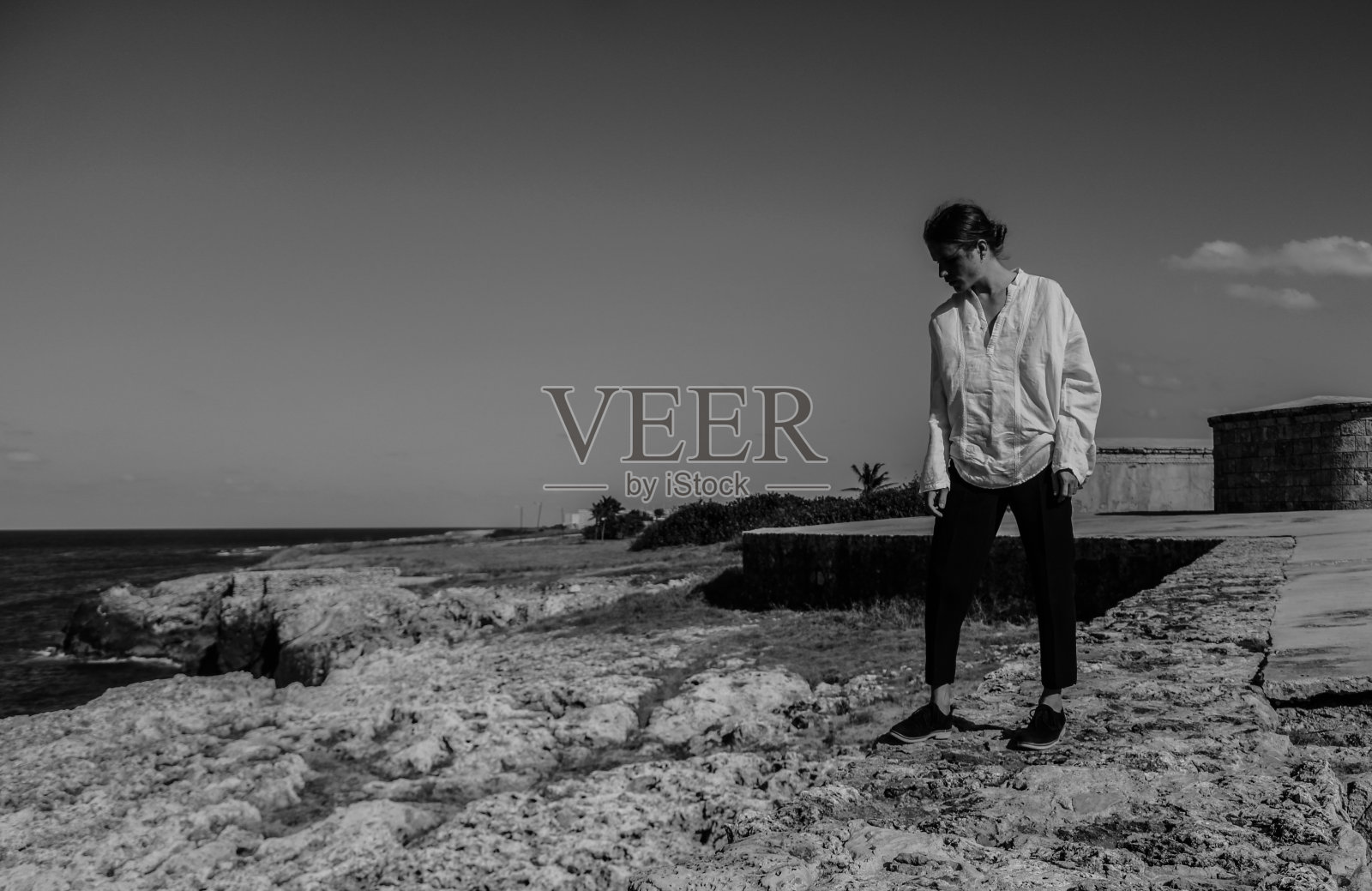 一个年轻人享受位于哈瓦那湾的自然公园，观察城市和加勒比海。照片摄影图片