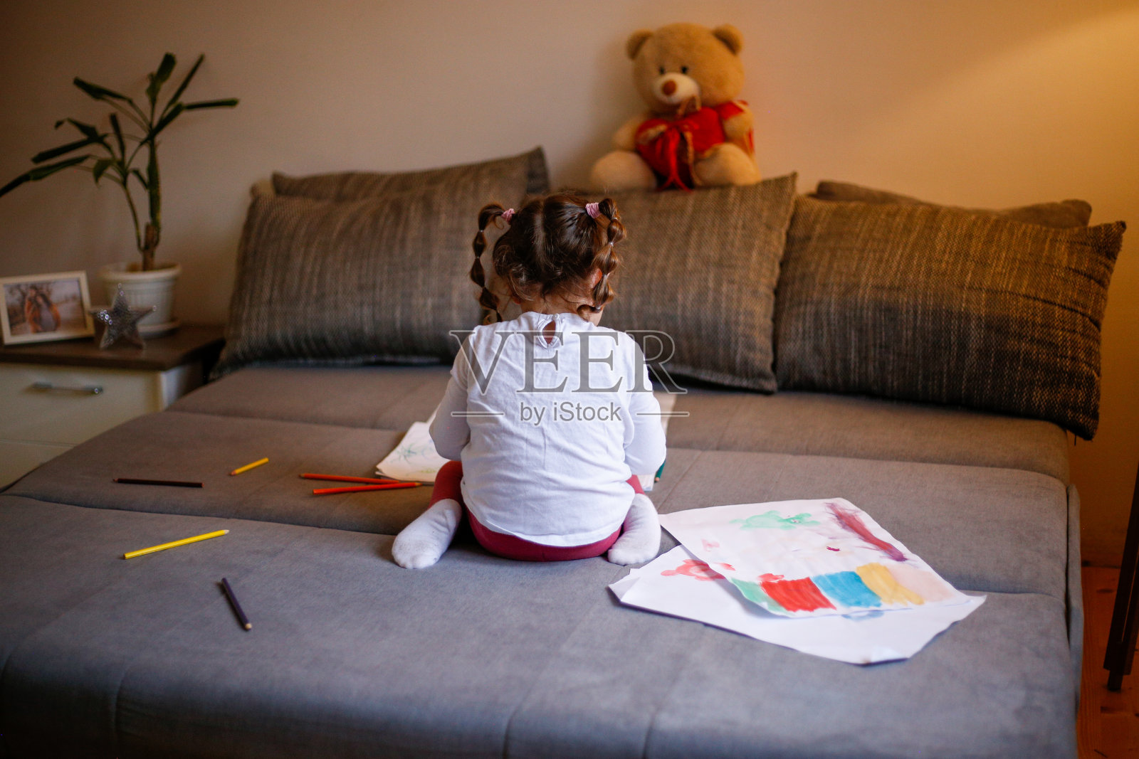 小女孩一起给照片上色照片摄影图片