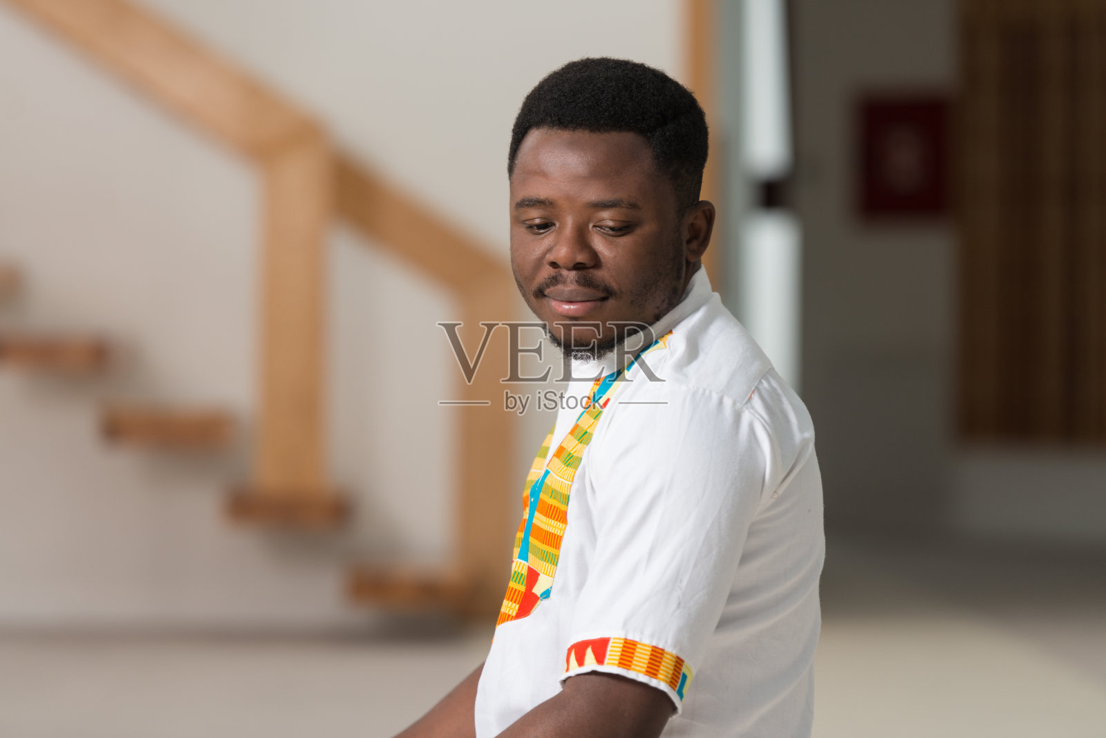 穆斯林在清真寺祈祷照片摄影图片