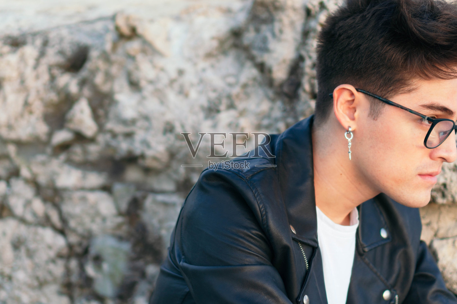 年轻人穿着休闲装，戴着眼镜伤心照片摄影图片