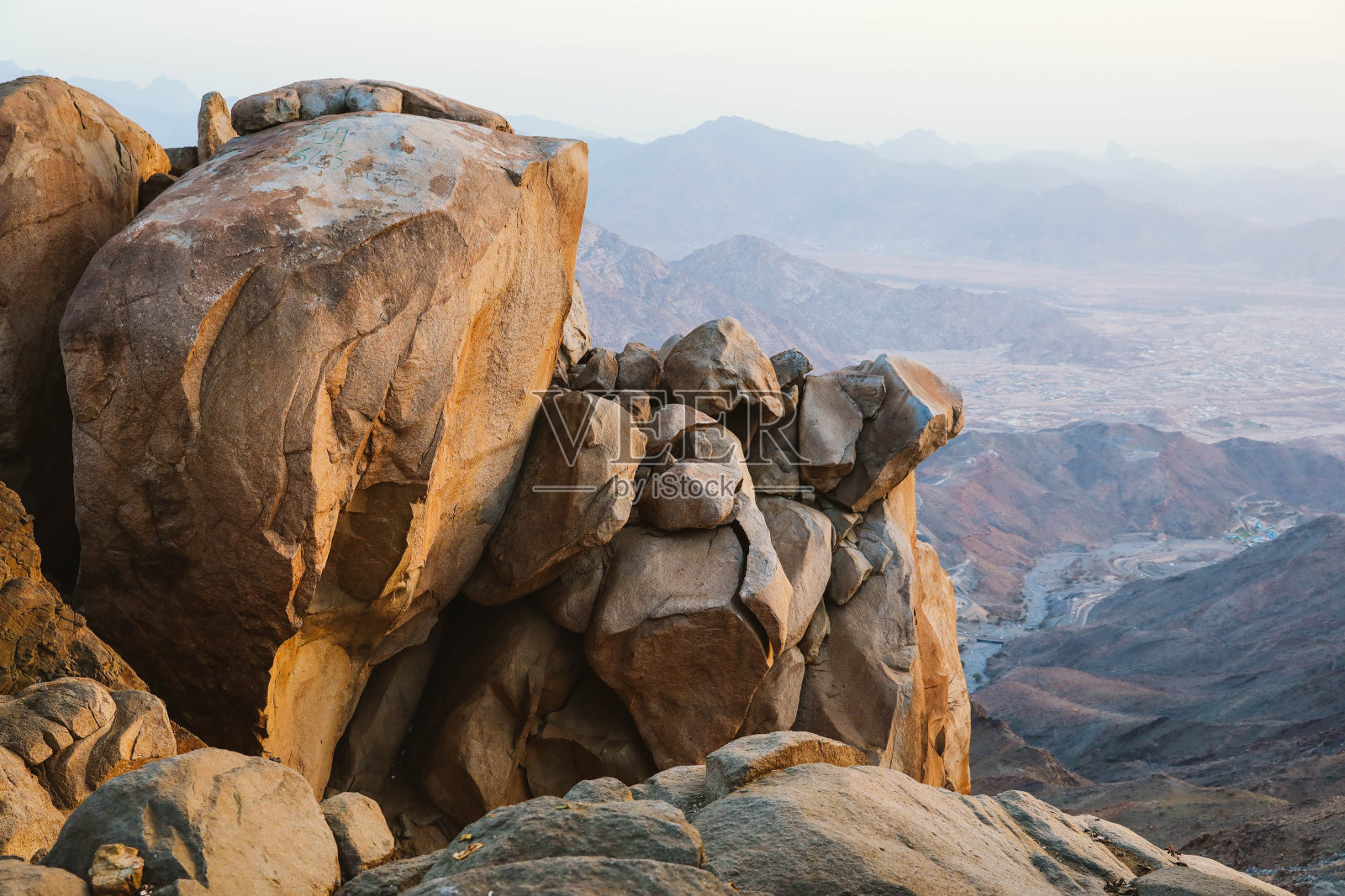 灰色背景上的彩色图钉照片摄影图片