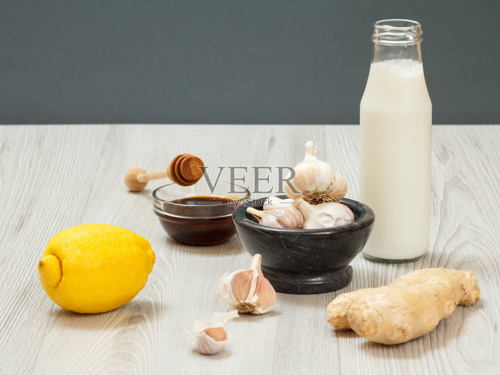 用于治疗感冒和流感的健康救济食物放在灰色的木板上。照片摄影图片