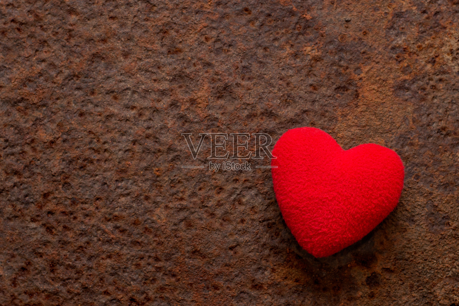 红色手工心在金属背景照片摄影图片