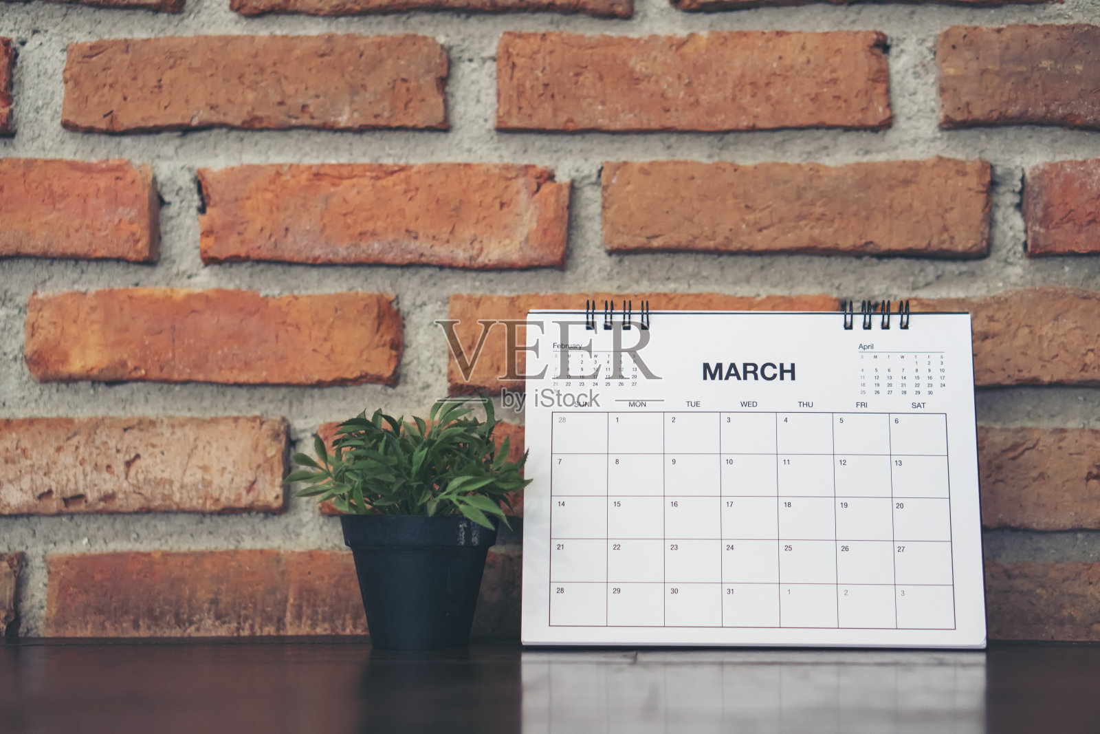 2021日历桌的计划和组织者计划和提醒每日预约，会议议程，时间表，时间表，和管理每一天。日历提醒事件概念。照片摄影图片