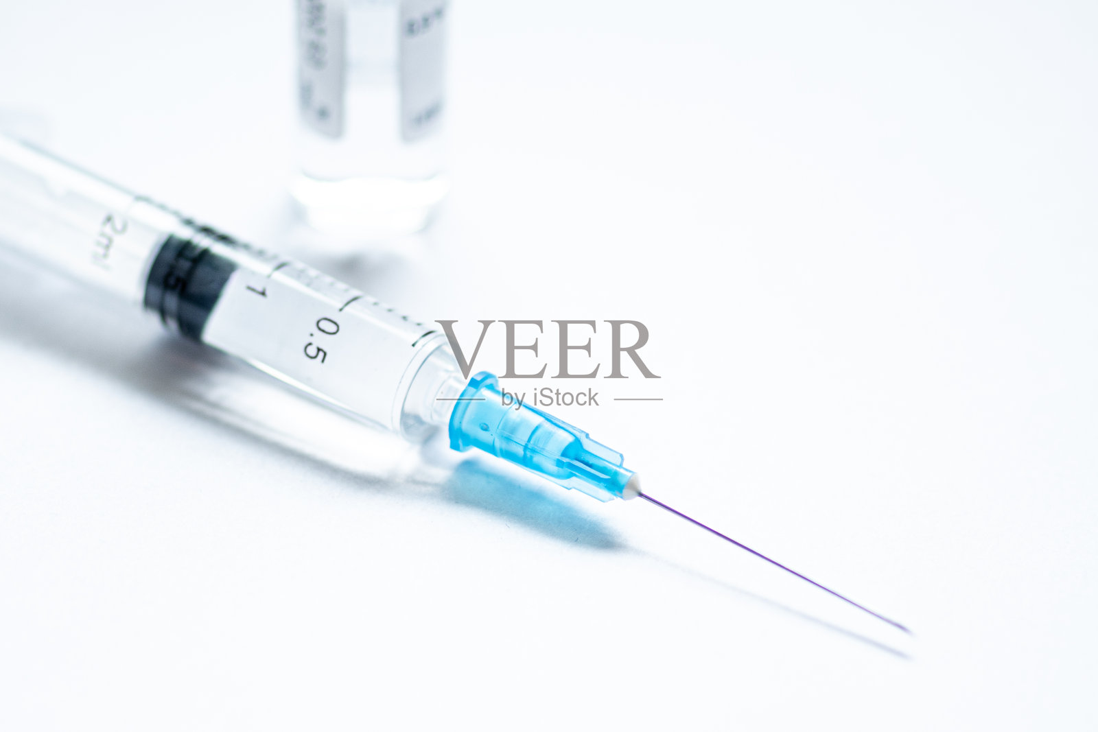 注射器与针和盖或顶部，小瓶或小瓶在白色空白背景照片摄影图片