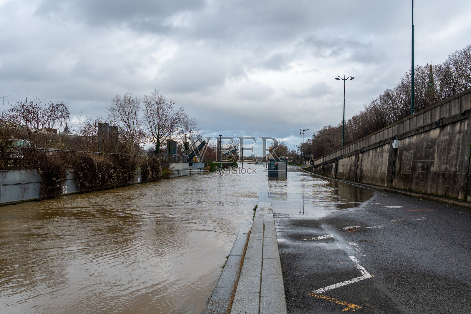 巴黎亚历山大三世桥附近的塞纳河发生洪水照片摄影图片