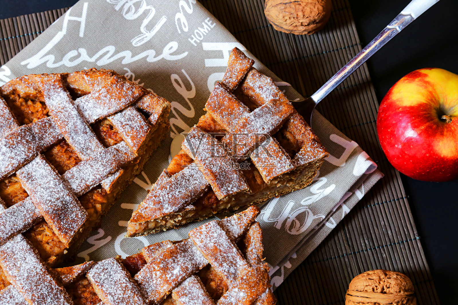 苹果派配苹果和坚果照片摄影图片