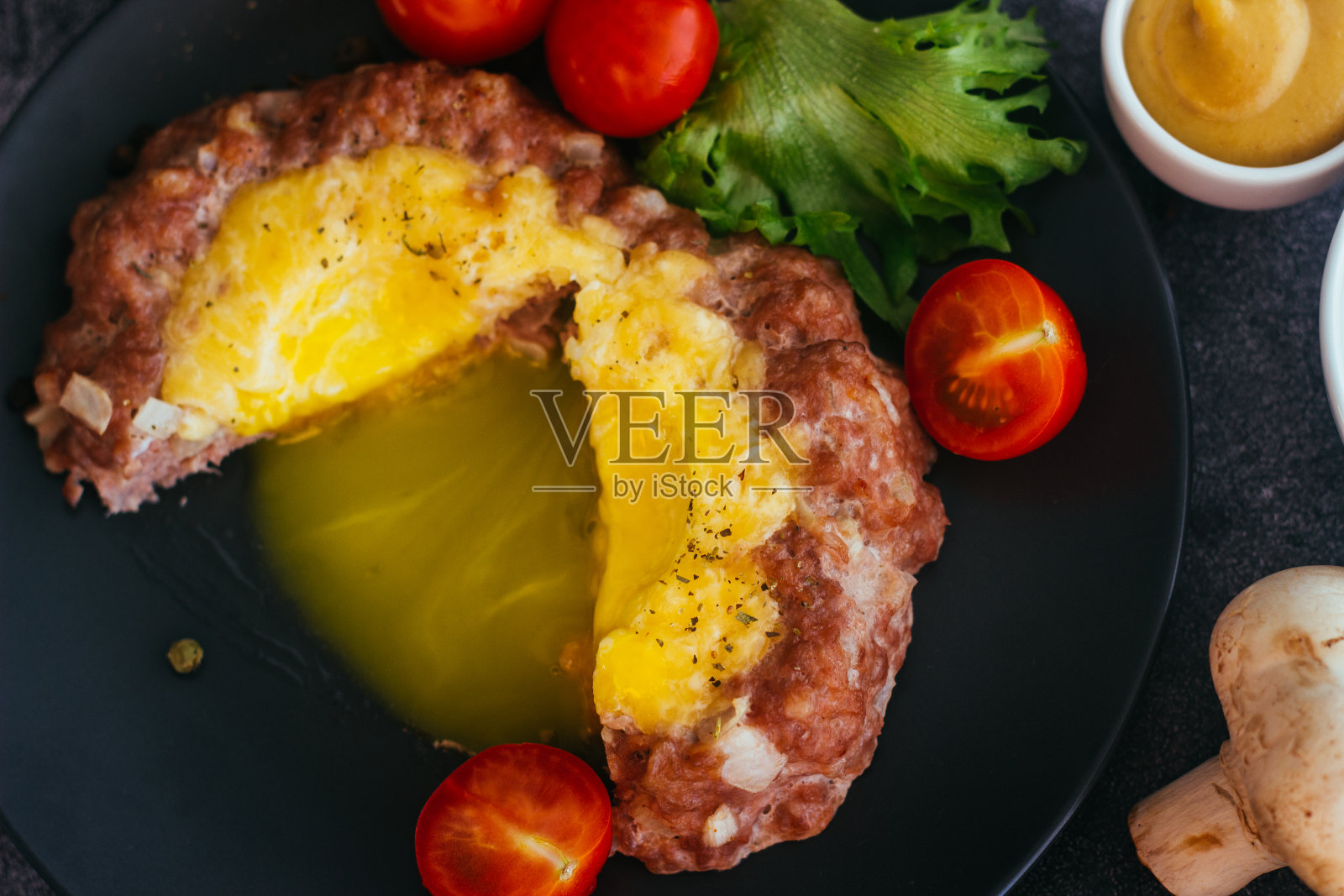 盘子里的牛排和鸡蛋。热腾腾的菜真好吃照片摄影图片