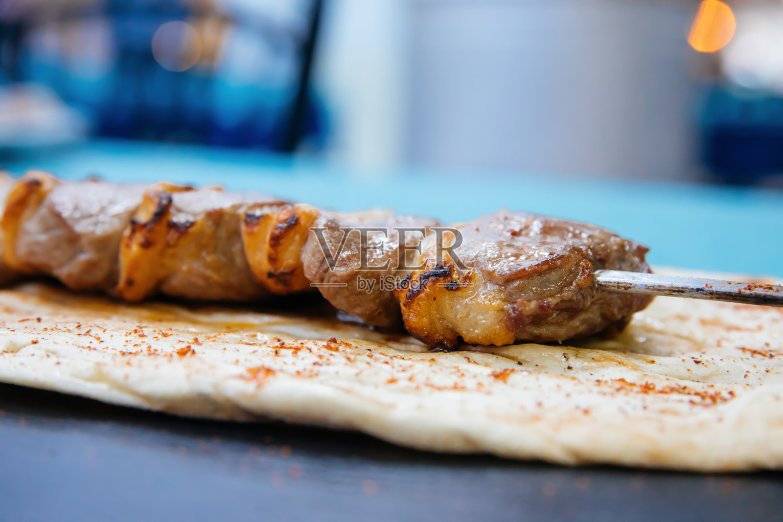 烤肉串或烤肉串做成的烤肉串。照片摄影图片