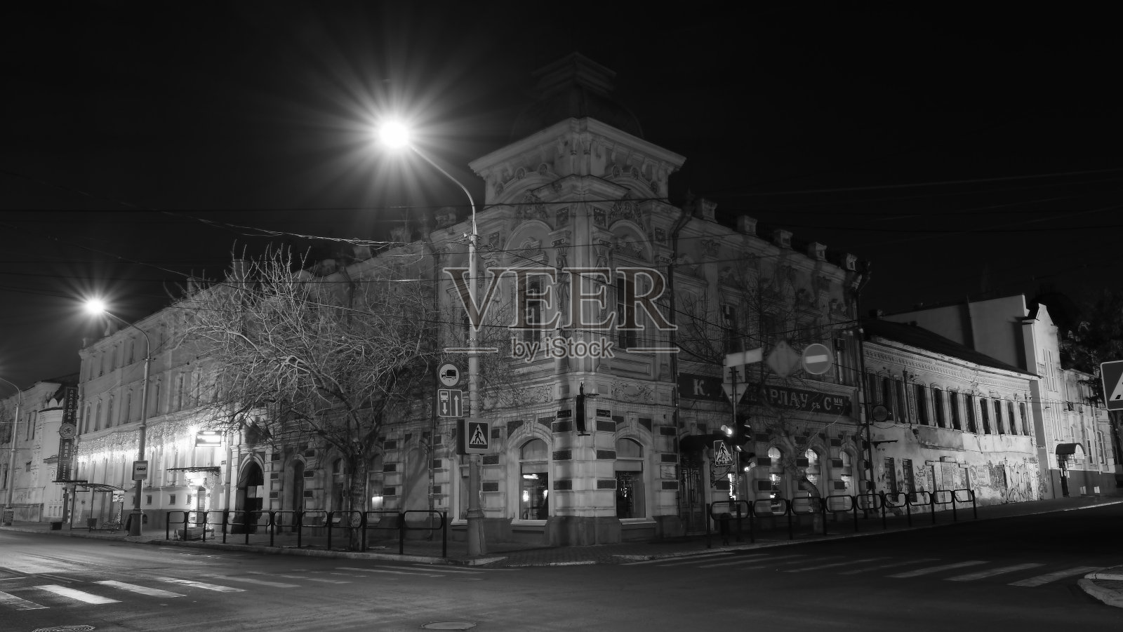 一幢老房子晚上的外观。路灯。俄罗斯阿斯特拉罕照片摄影图片