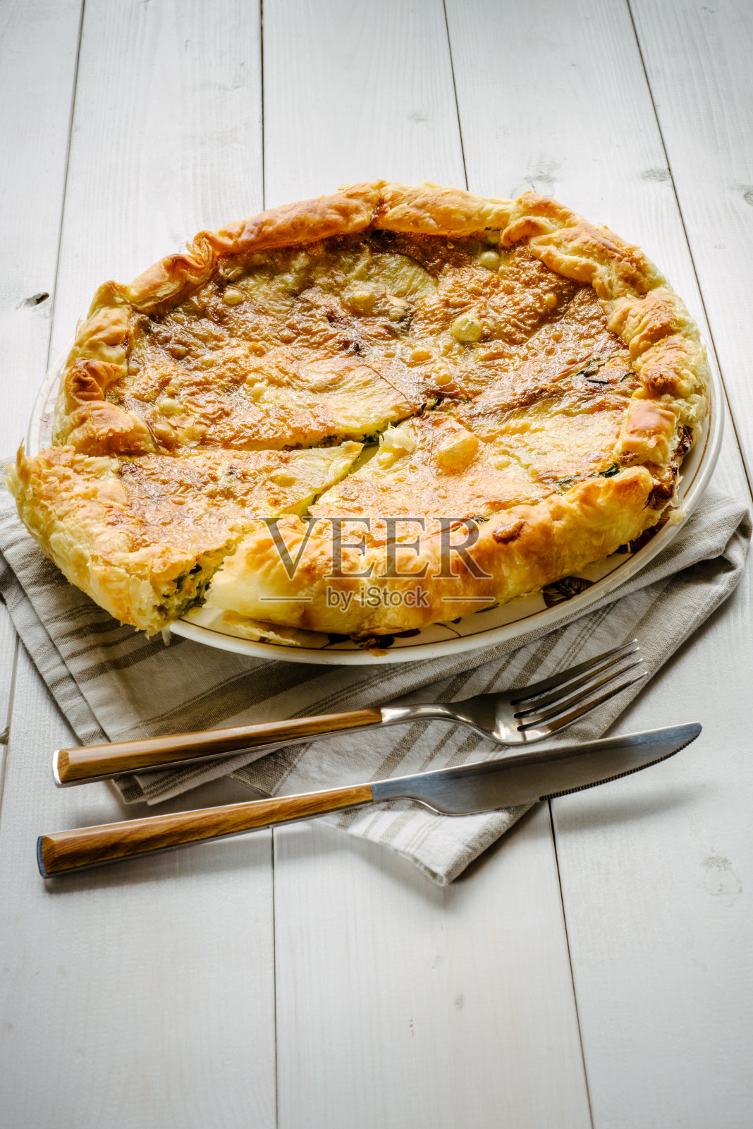 有奶酪和菠菜的美味派照片摄影图片