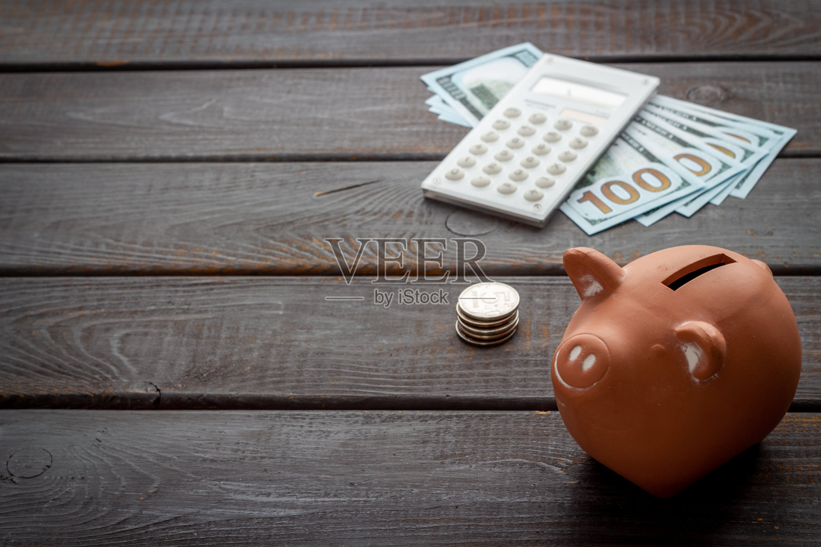 带着现金和计算器的小猪储蓄罐，关门大吉照片摄影图片