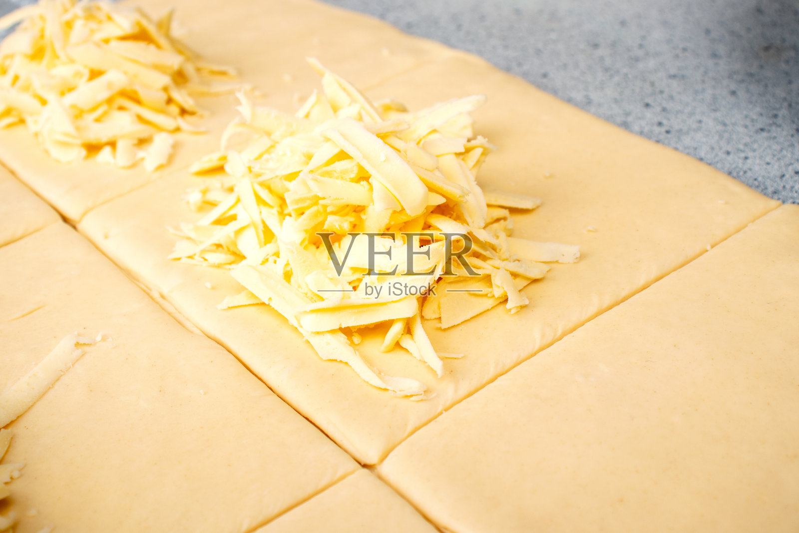 牛角面包用的带奶酪的生酥皮。食品的概念。照片摄影图片