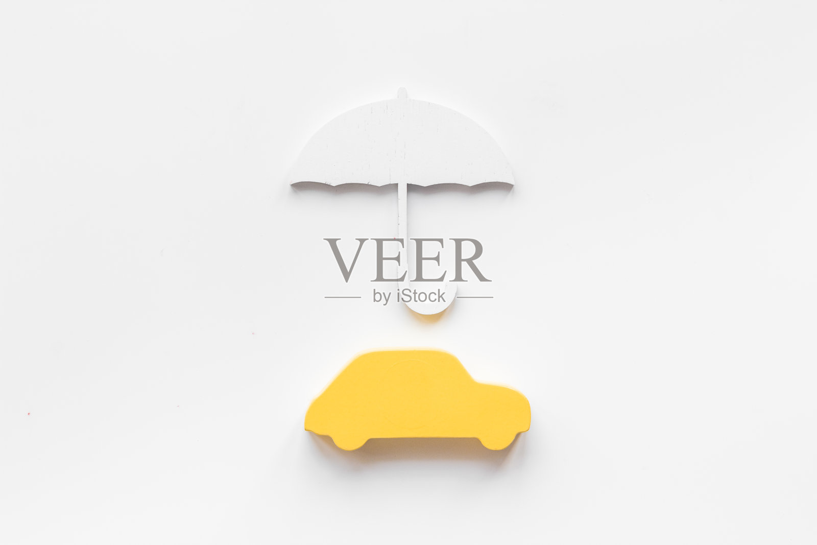 汽车形状下的伞。保险和车险概念照片摄影图片