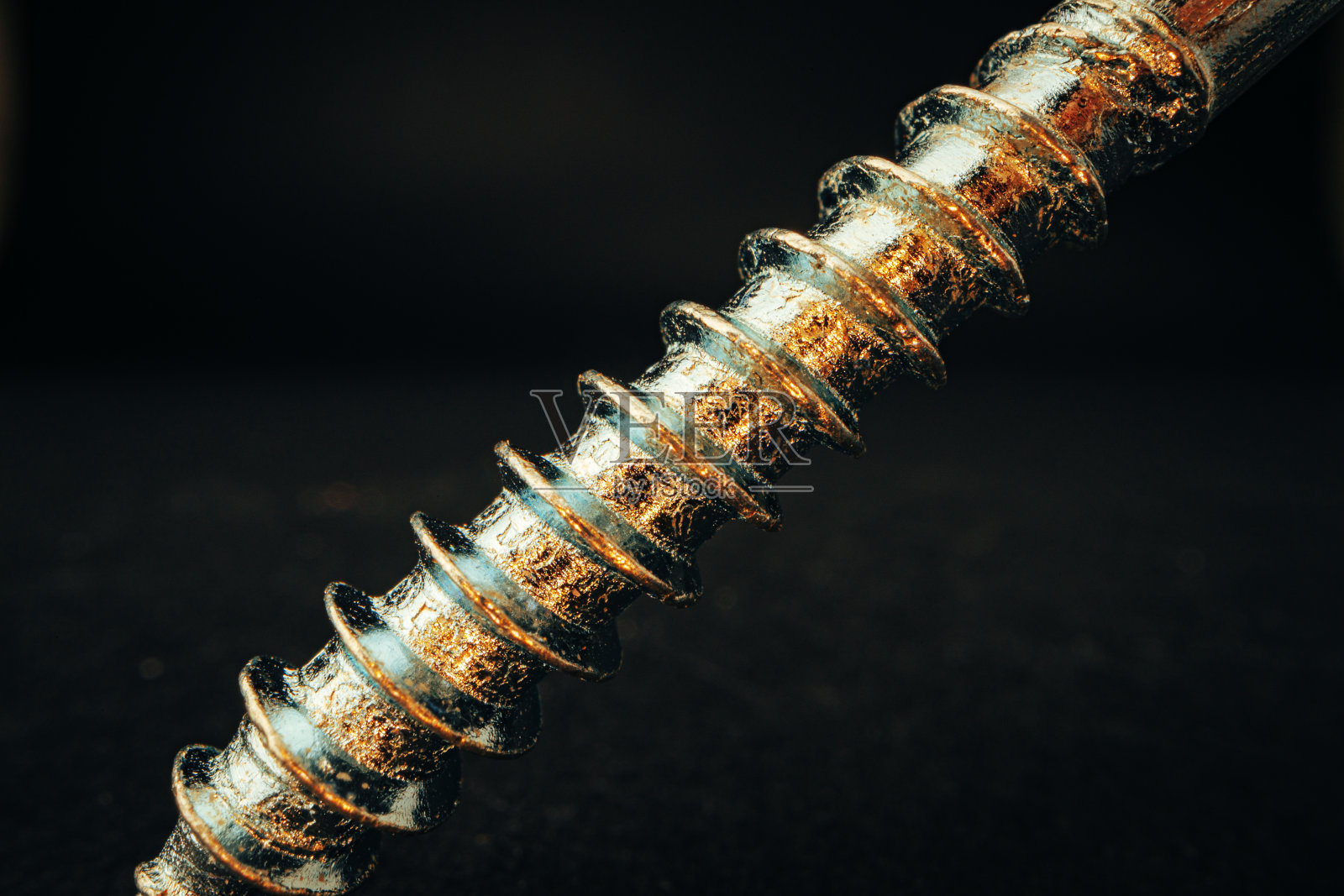 铁螺丝螺栓上的黑色背景关闭照片摄影图片