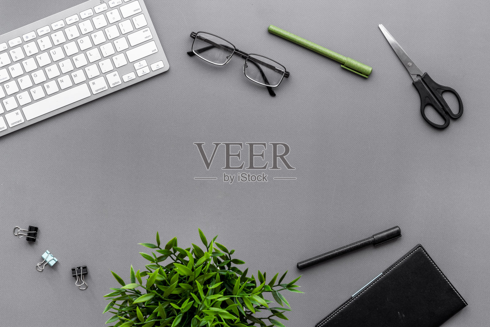 追求完美的工作场所。平铺桌面与键盘和办公用品照片摄影图片