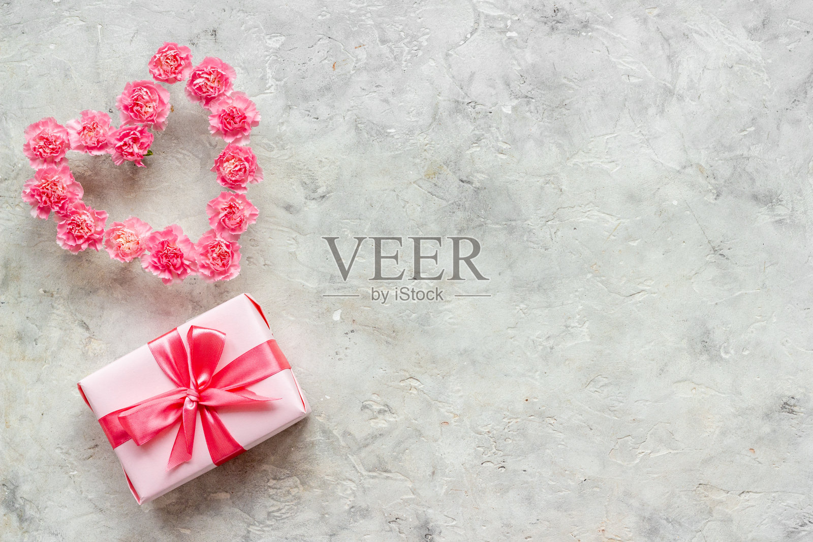 粉色花朵做成的心形贺卡。情人节，结婚或生日照片摄影图片