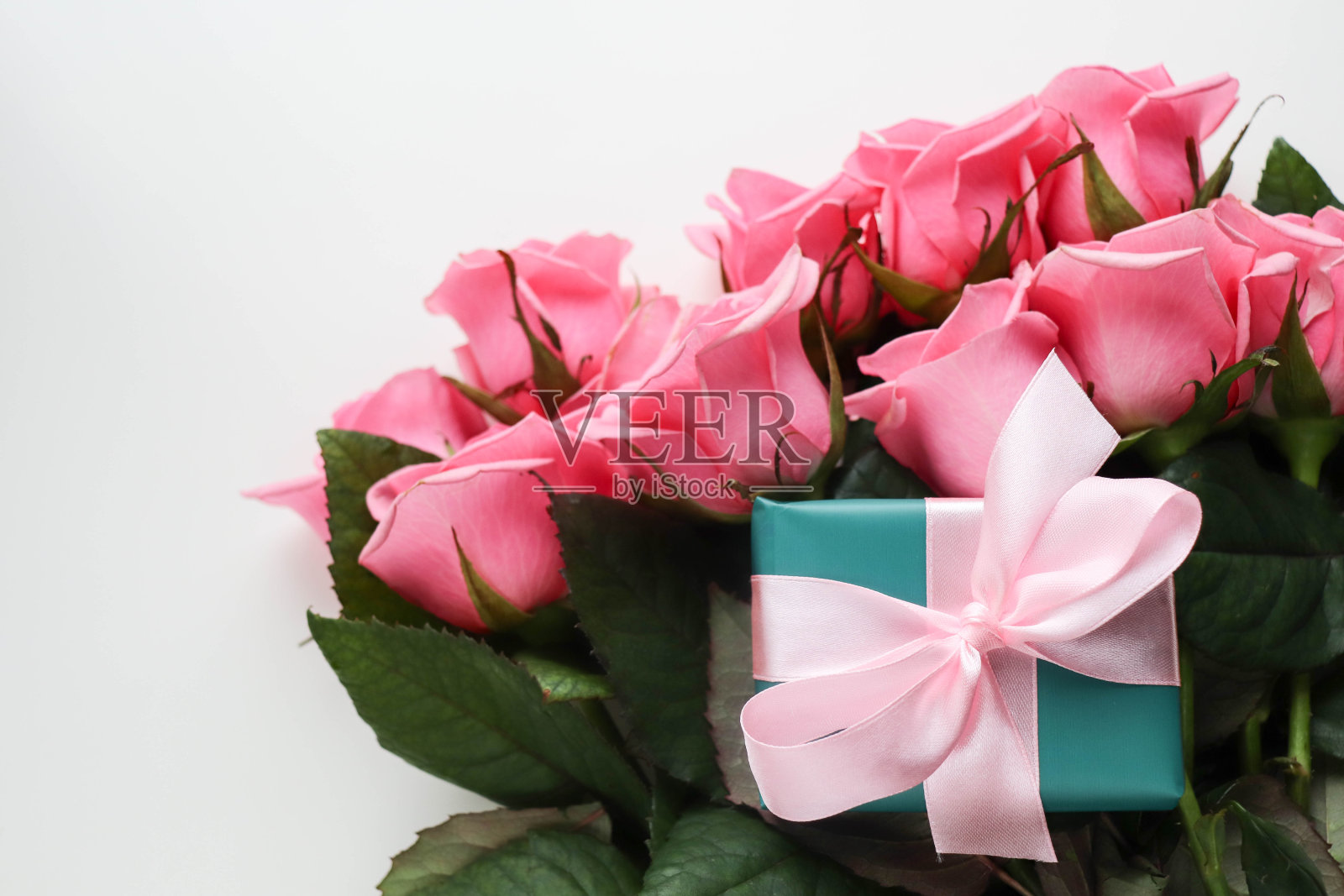 组成一束玫瑰和礼盒照片摄影图片