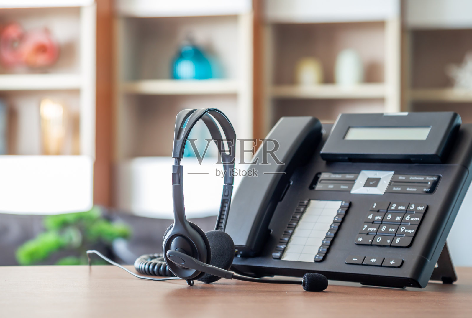 近距离软聚焦耳机与电话设备在办公桌客户服务支持。照片摄影图片