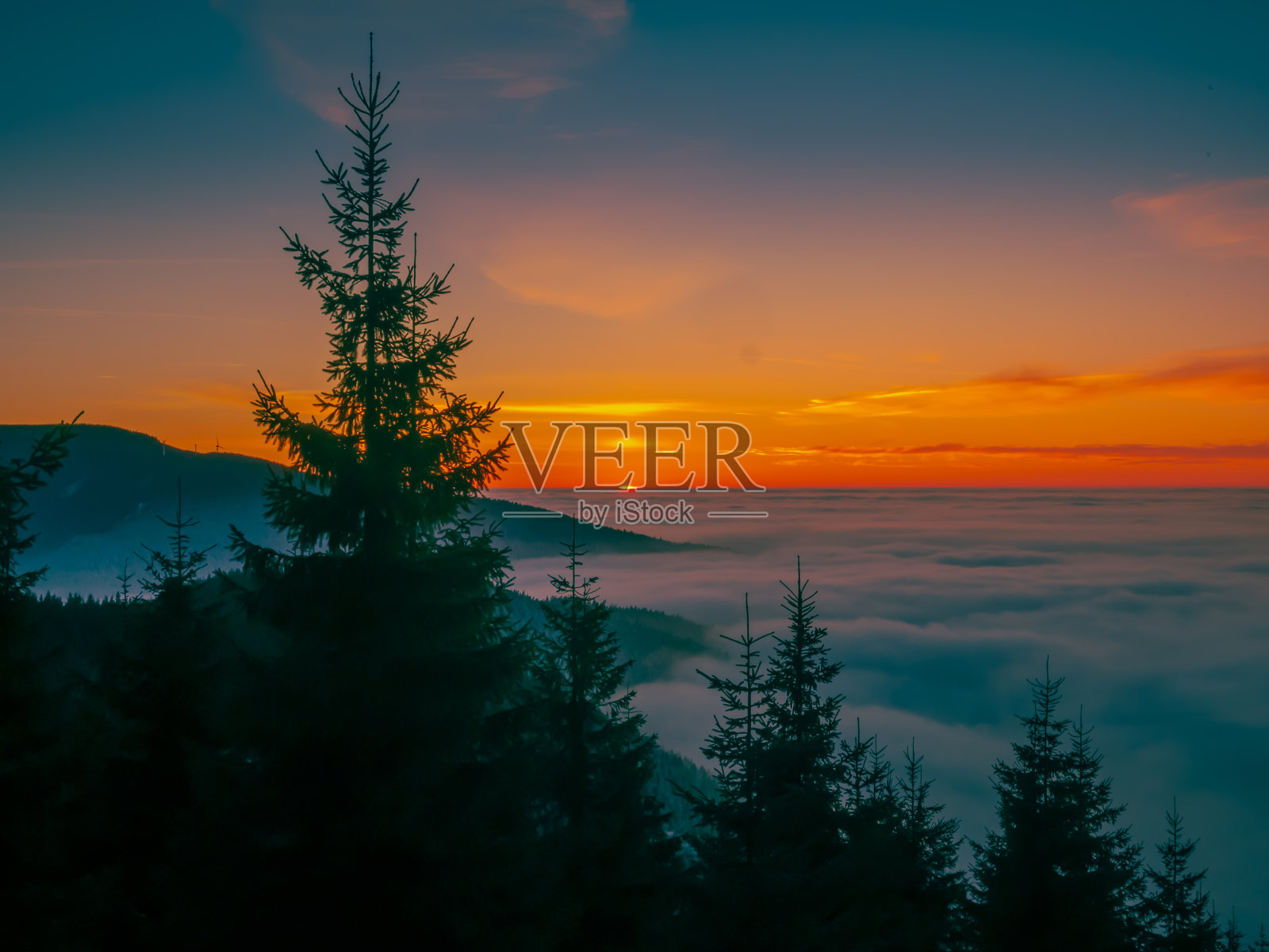 从山脉俯瞰山谷日落云雾照片摄影图片