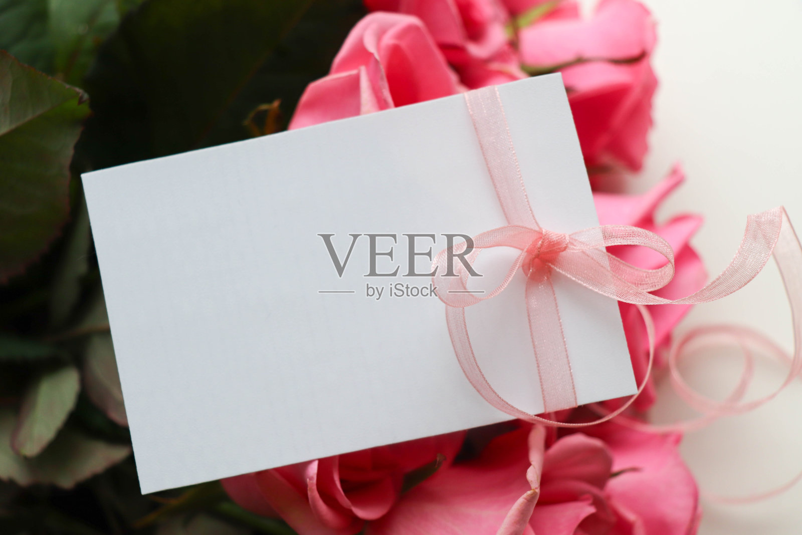 组成一束玫瑰和礼盒照片摄影图片