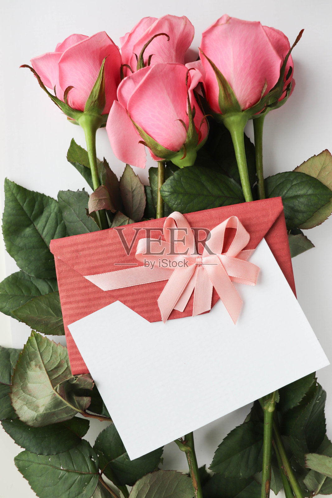 由一束玫瑰和礼盒组成照片摄影图片