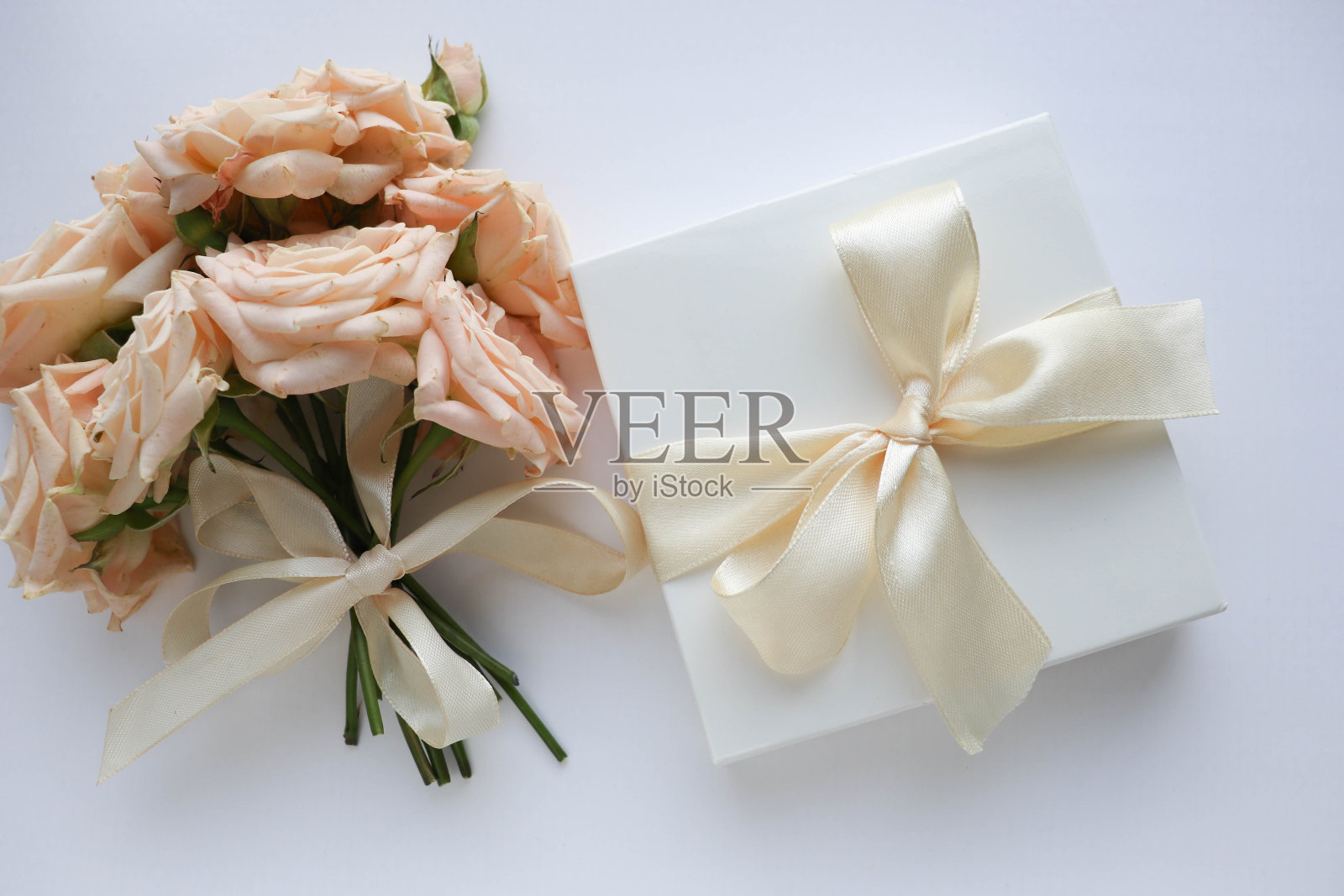 组成一束玫瑰和礼盒照片摄影图片