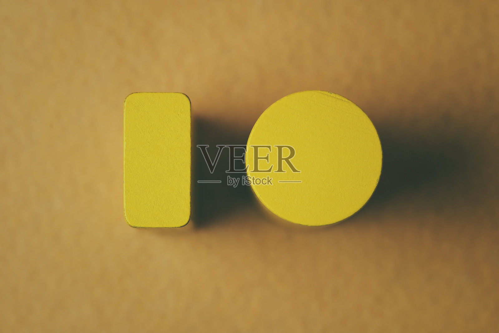 抽象的颜色。黄色背景上的黄色形状。IO。1和0。照片摄影图片