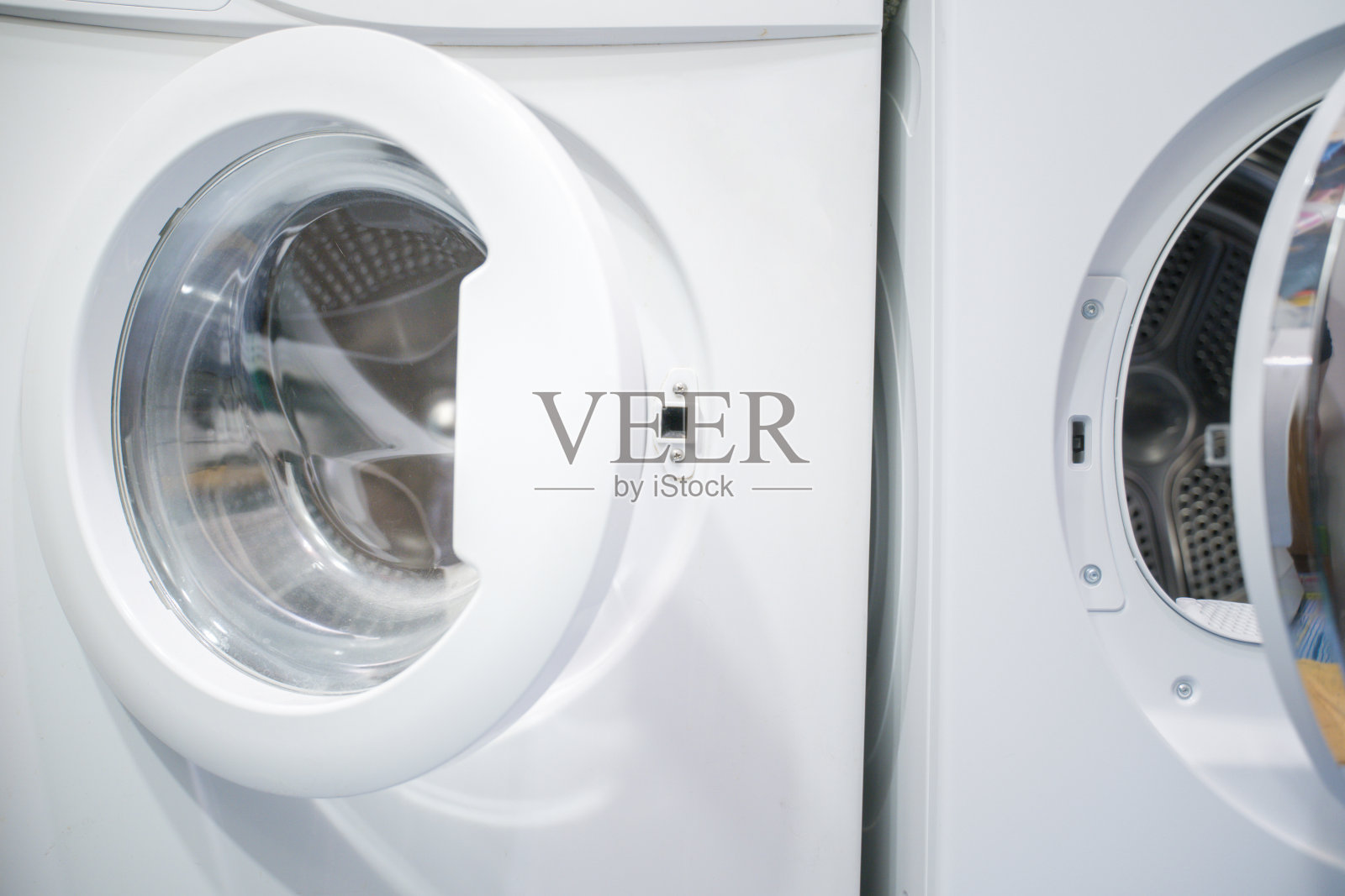 打开一个空洗衣机门关上照片摄影图片