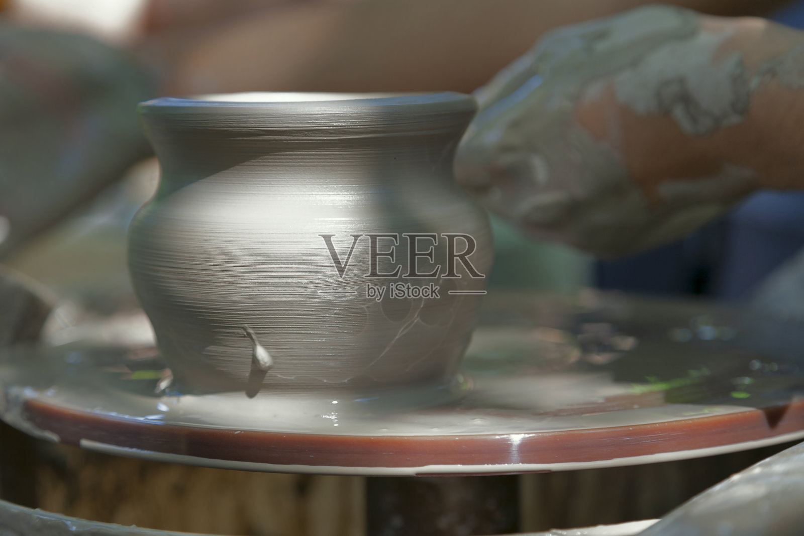 陶工塑造陶罐照片摄影图片