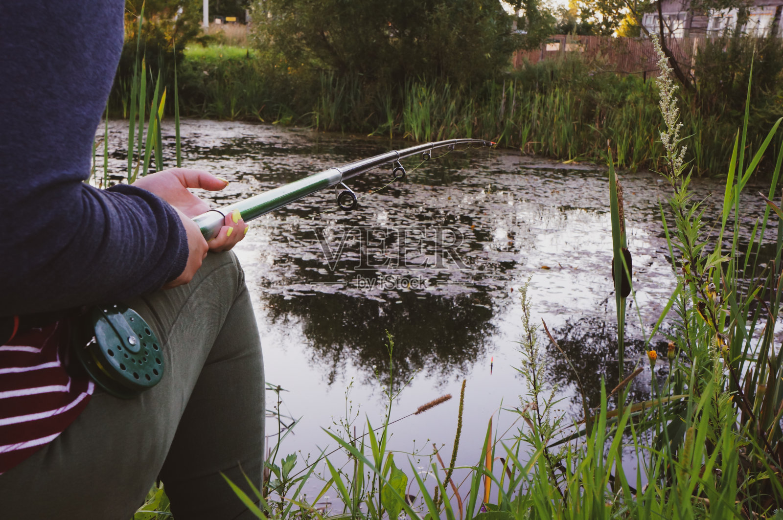 女孩在晚上钓鱼照片摄影图片