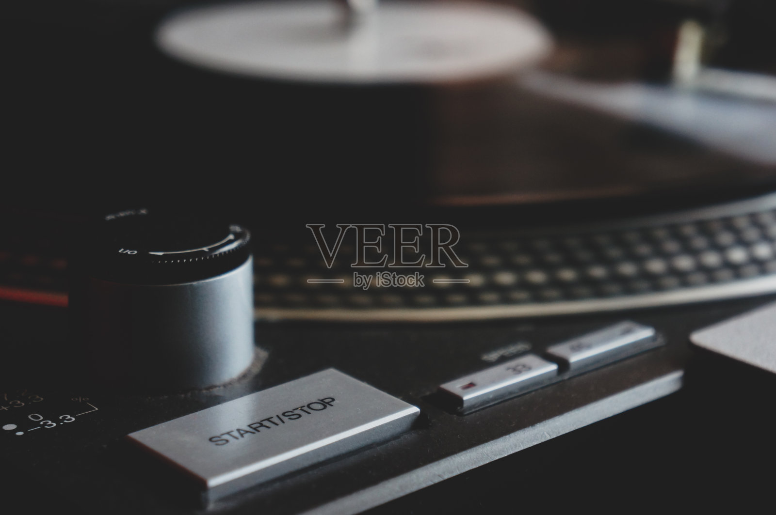 Dj唱机转盘唱机播放乙烯基唱片与嘻哈音乐照片摄影图片