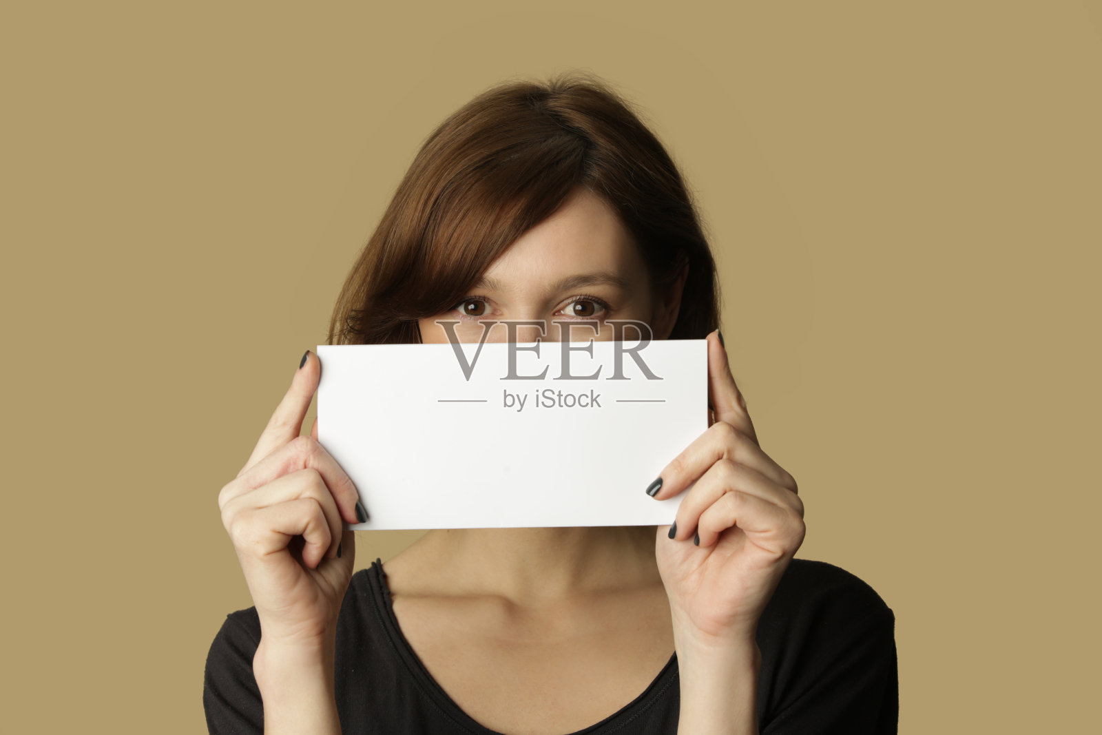 年轻女子的肖像持有空白白纸标签。照片摄影图片