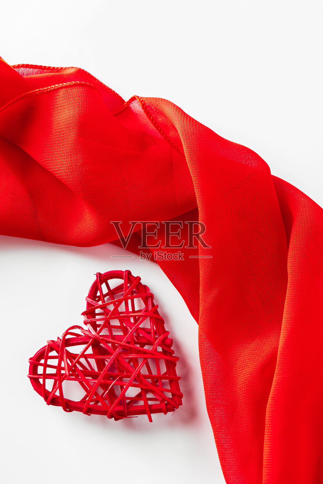 白色背景上的红心和丝带照片摄影图片