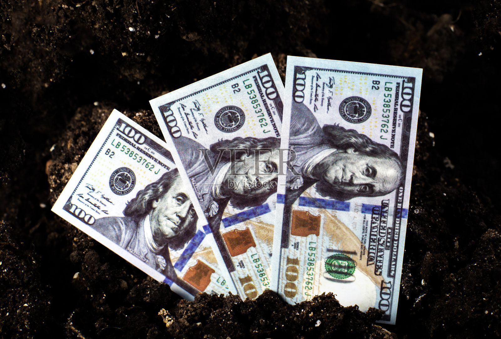 在土地上损失了美元。美国经济危机。货币贬值和通货膨胀。冠状病毒危机。照片摄影图片