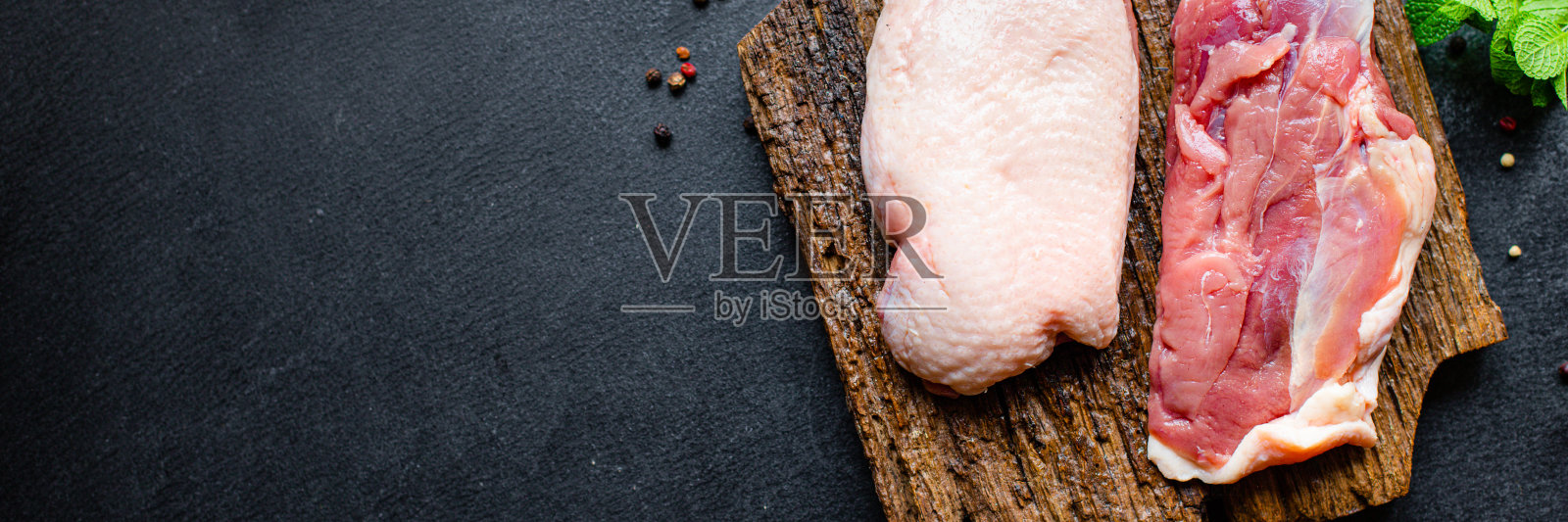 生鸭胸脯肉家禽和香料烧烤烧烤新鲜的部分在餐桌上餐小吃俯视图复制空间为文字食物背景质朴的形象照片摄影图片