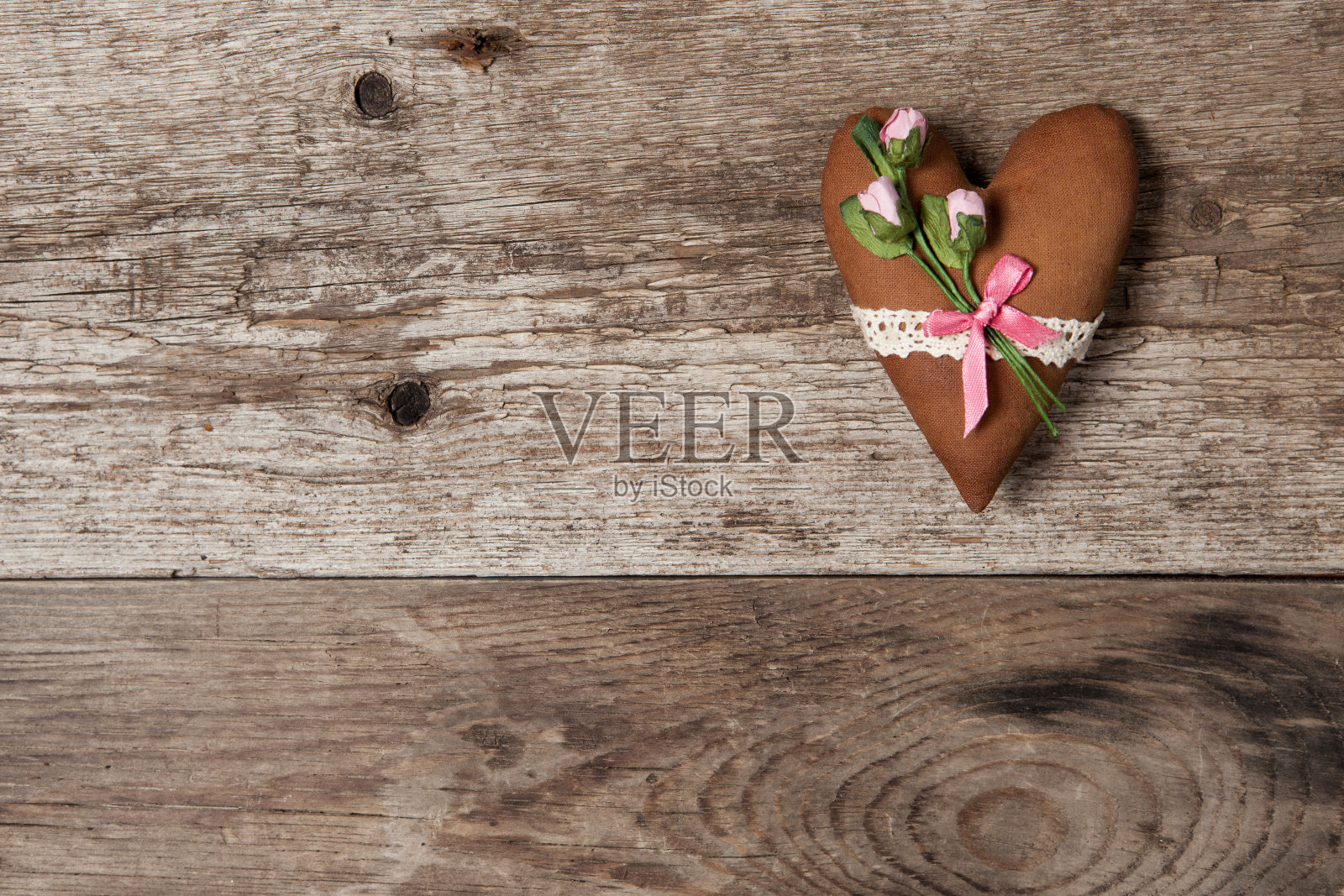 柔软的心与粉红色的玫瑰在一个木制的背景布照片摄影图片