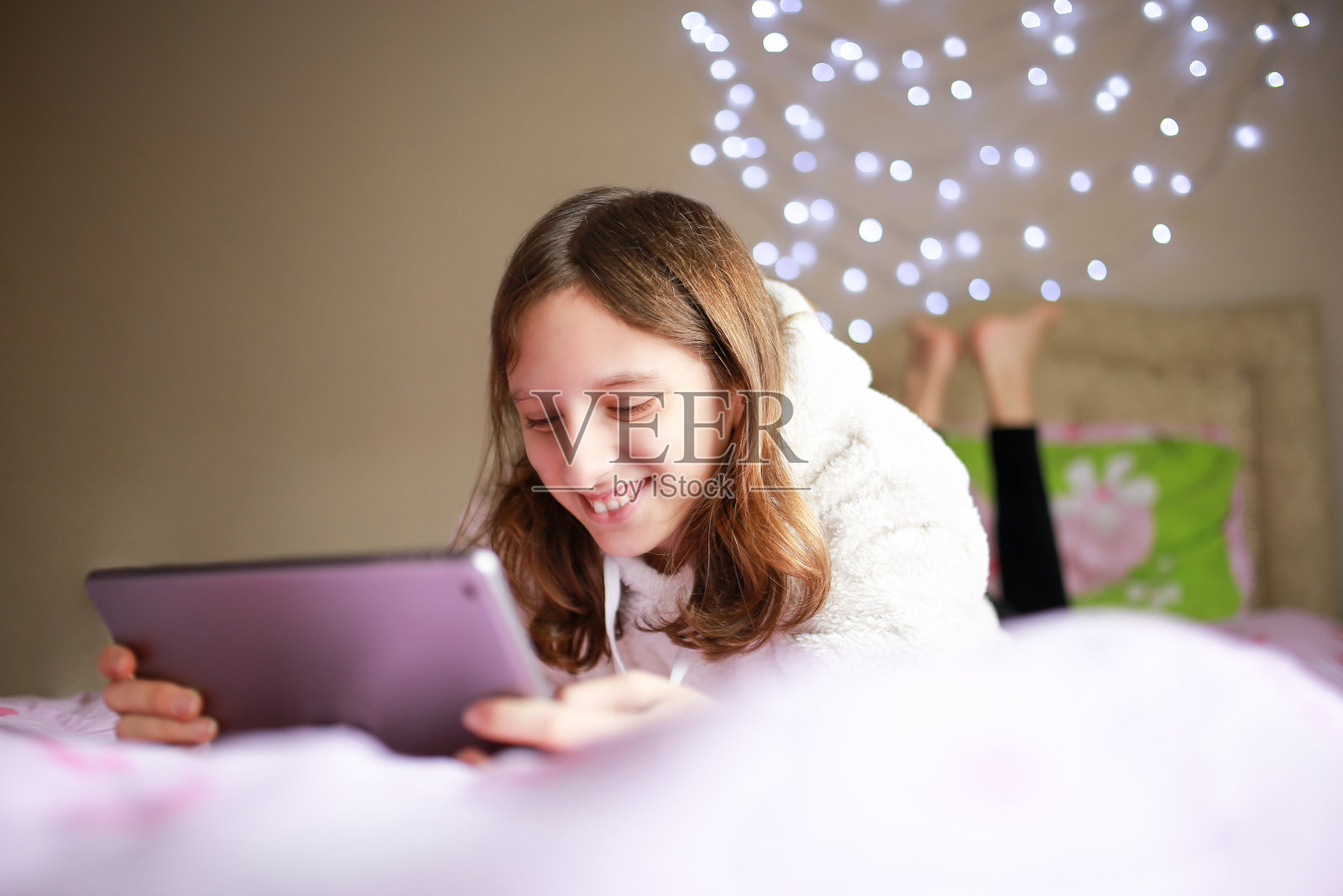 女孩看着平板电脑照片摄影图片